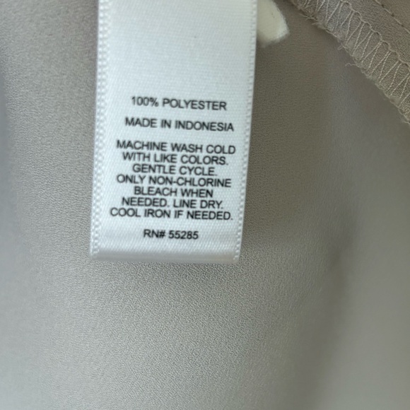 Light Grey Express Blouse with Button-up Front and Side Pockets - Picture 5 of 6